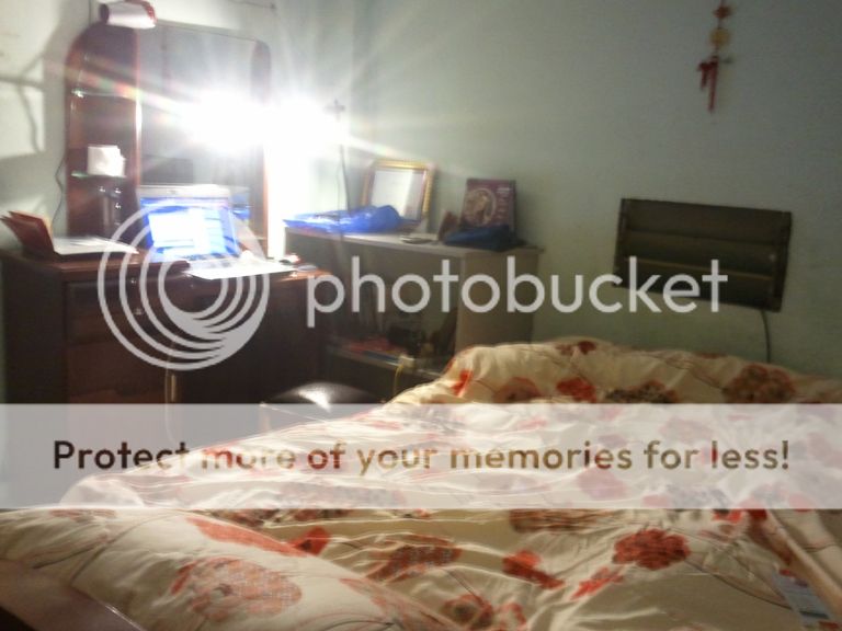 Kê bàn phấn gương úp vào giường, có sao không?