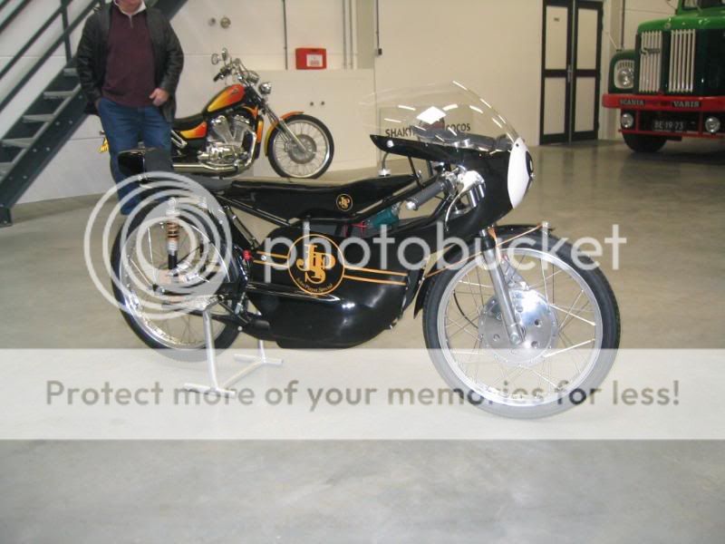 http://i734.photobucket.com/albums/ww347/sukkyyakky3/Kreidler%2050cc%20Racer/IMG_0036-2.jpg