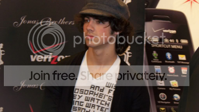 https://i734.photobucket.com/albums/ww342/ccharell/Joe%20Jonas/400bij225.png